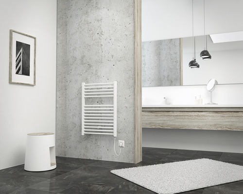 Moderne badkamer met radiator, wastafel en spiegel
