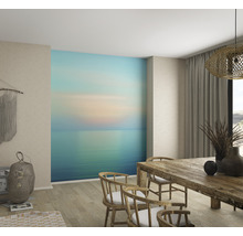 Eetkamer met fotobehang van een rustige oceaan bij zonsopgang