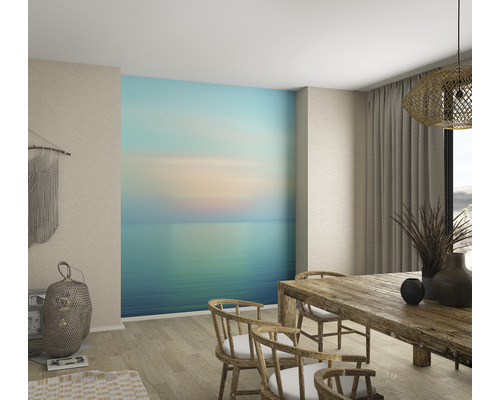 Eetkamer met fotobehang van een rustige oceaan bij zonsopgang