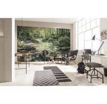 Woonkamer met fotobehang van een bosbeek, tafelvoetbal, fauteuils, bureau en tapijten