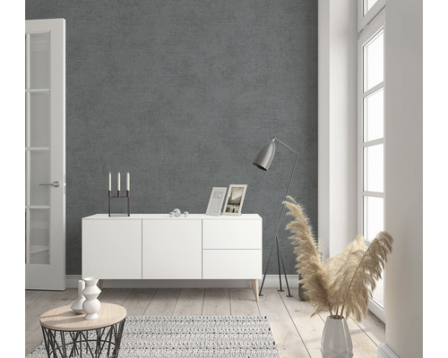 Woonkamer met grijze muur, wit dressoir, lamp en decoratie