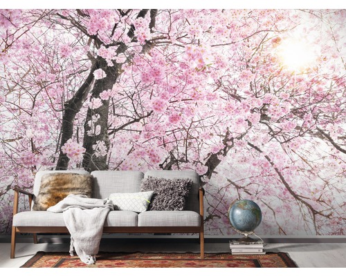 Woonkamer met fotobehang met kersenbloesemmotief, bank, globe en vloerkleed