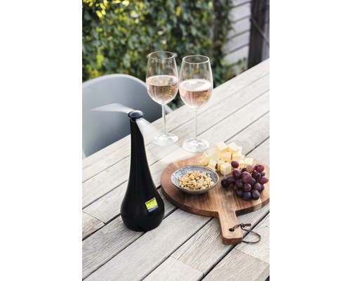 Tafel met eten, drinken en een vliegenverjager