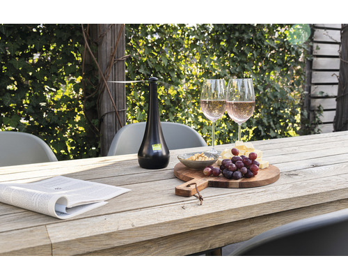 Scene met tafel, glazen, eten, krant en insectenwerend middel