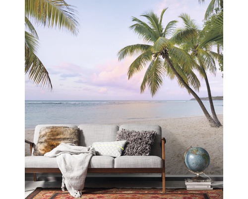 Woonkamer met fotobehang van een strand, bank en decoraties