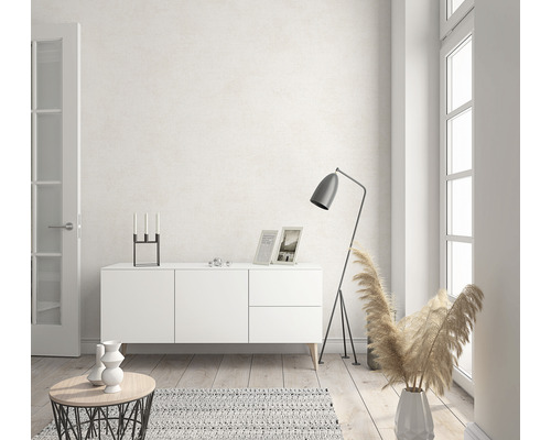 Lichte woonkamer met dressoir, staande lamp en decoratie