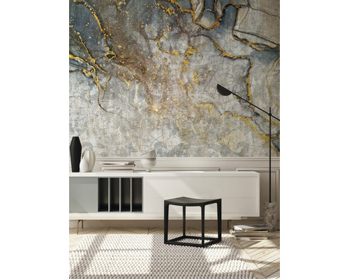 Woonkamer met patroonbehang, dressoir, kruk en staande lamp