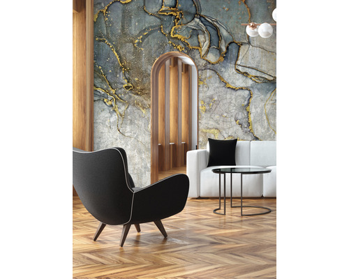 Woonkamer met fauteuil, bank en decoratief wandbehang