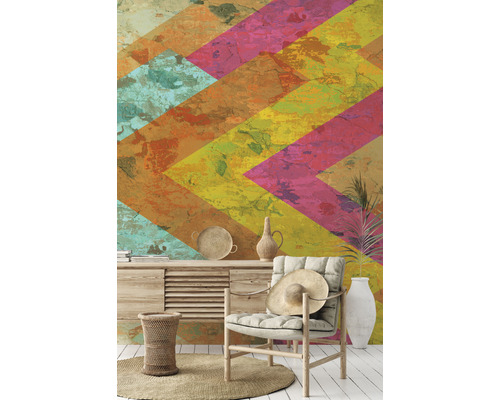 Decoratieve kamer met een fauteuil voor een behang met een geometrisch patroon