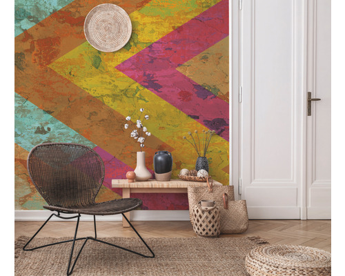 Decoratieve kamer met behang met patroon, rotan stoel, bijzettafel en accessoires