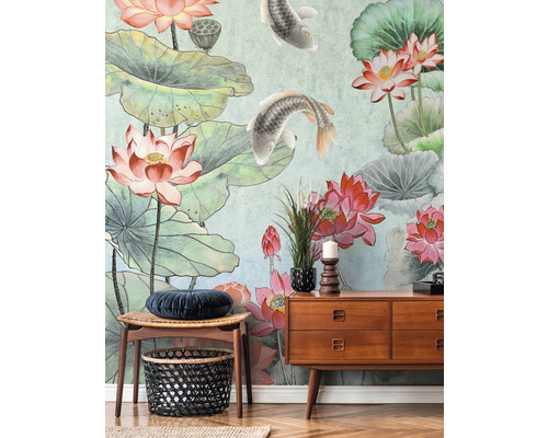 Kamerdecoratie met behang met lotusbloemen en karpers, gecombineerd met houten dressoir en decoraties.