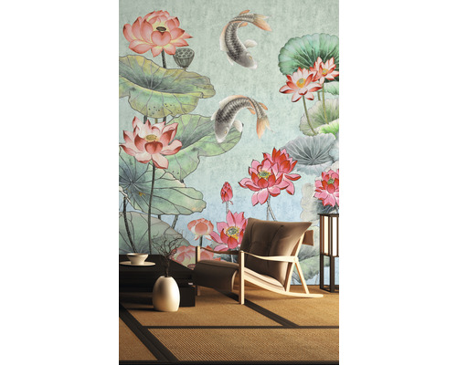 Woonkamer met behangpatroon met lotusbloemen en karpers