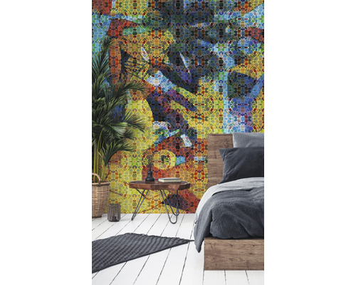 Slaapkamer met gedessineerd behang, bed, bijzettafel en kamerplant