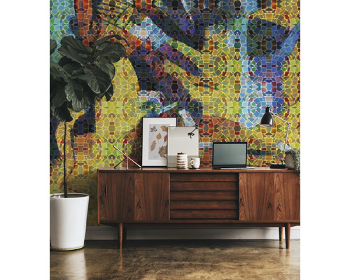 Kamerdecoratie met een patroonbehang, dressoir en kamerplant