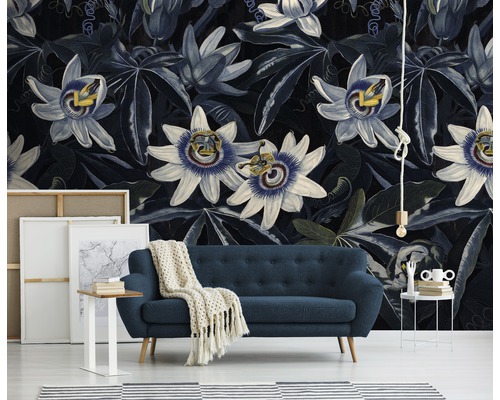 Woonkamer met bloemen fotobehang, bank en bijzettafels