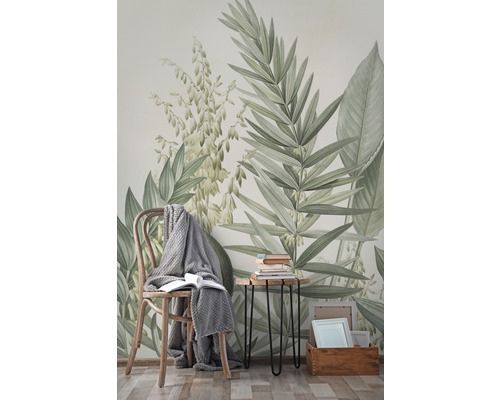 Decoratieve wandbekleding met botanisch patroon, stoel en bijzettafel voor een gezellige sfeer