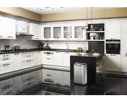 Lichte keuken met keukenkasten, gootsteen, kookplaat en afzuigkap