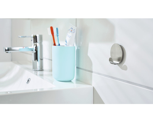 Moderne badkamer met wastafel, kraan, tandenborstelhouder en metalen kledinghaak