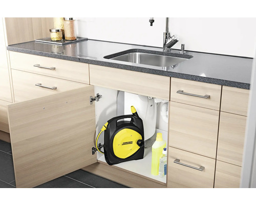 Keukenspoelbak met Kärcher slanghaspel in de onderkast