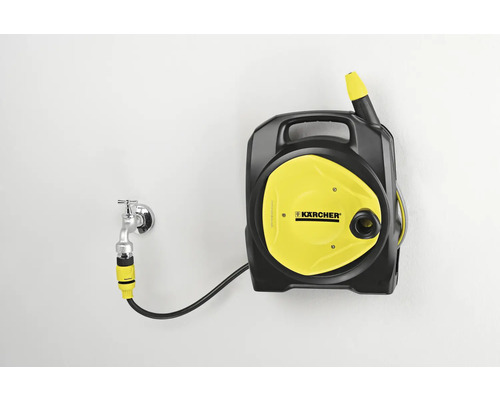 Kärcher slangbox met tuinslang gemonteerd aan een muur