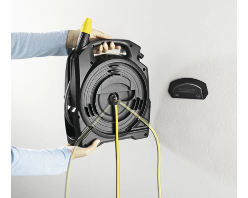 Kärcher slanghaspel met gele slang en wandhouder