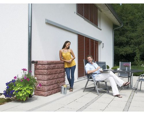 Scene met regenwatertank in steenlook, bloemen, stel op het terras en gevel