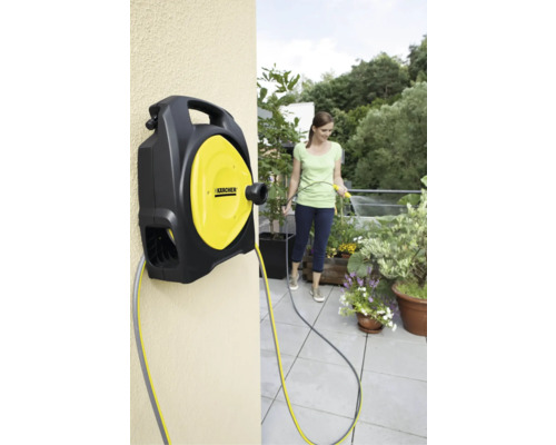 Kärcher slangbox met vrouw die planten water geeft op het balkon