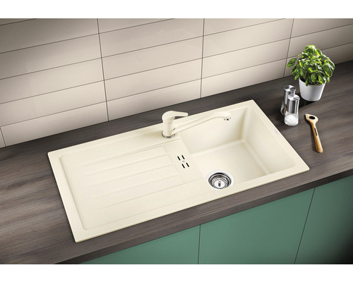 Spoelbak met afdruiprek en kraan op een werkblad