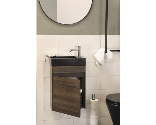 Badkamer met wastafelonderkast, kraan, spiegel en toilet