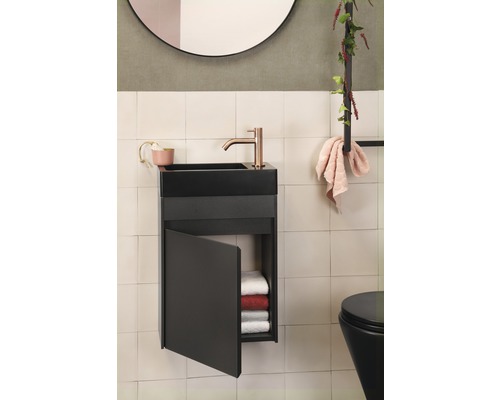 Moderne badkamer met zwart wastafelonderkast en open deur