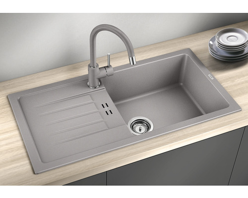 Spoelbak van silgranit met afdruiprek en kraan op een werkblad