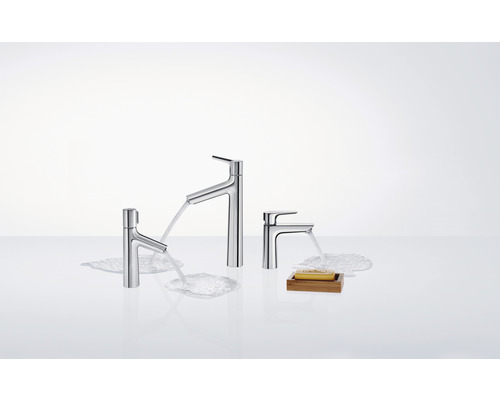 Drie waterkranen van verschillende grootte en een stuk zeep op een plank.