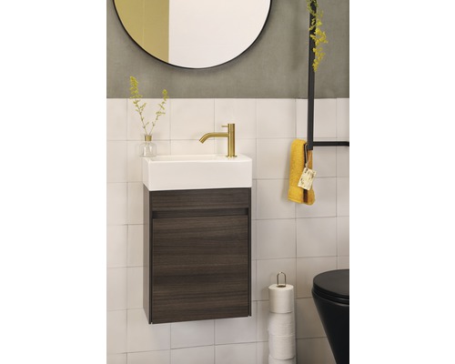 Badkamer met wastafelonderkast, wastafel, kraan en spiegel