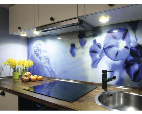 Keukenscène met werkblad, gootsteen, kookplaat, spatwand met bloemmotief en keukengerei