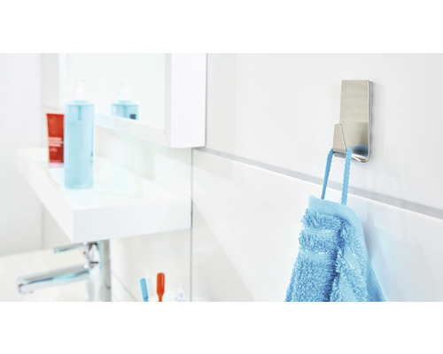 Badkamer met handdoekhaak en handdoek