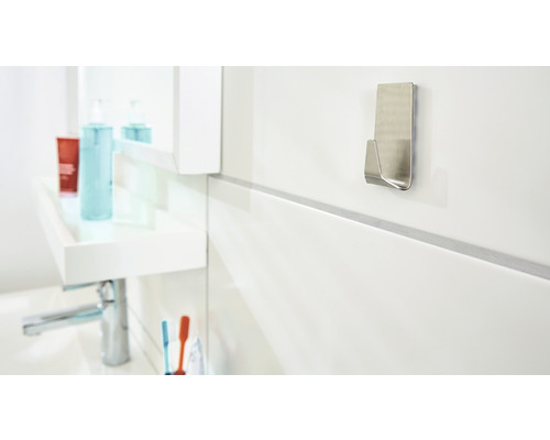 Roestvrijstalen kledinghaak in de badkamer