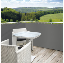 Balkon met privacyscherm, tafel en stoelen voor buiten
