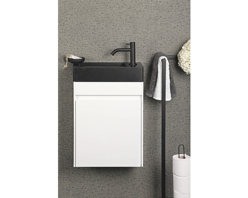 Badkamer met wastafelonderkast in wit en zwart, kraan, handdoekenrek en toiletpapierhouder