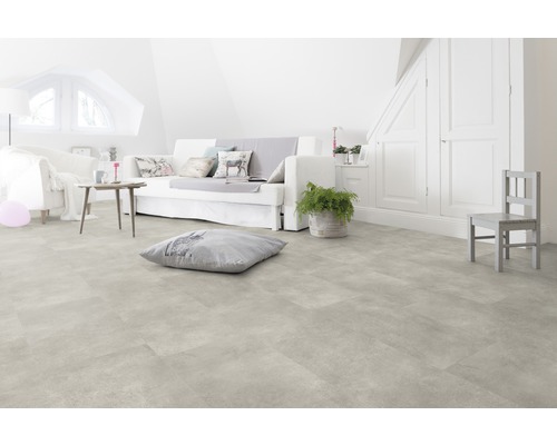 Lichte woonkamer met een lichte vinylvloer, bank en decoraties