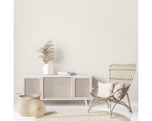 Woonkamerscène met dressoir, rotan stoel, tapijt en decoraties voor een lichte en vriendelijke sfeer