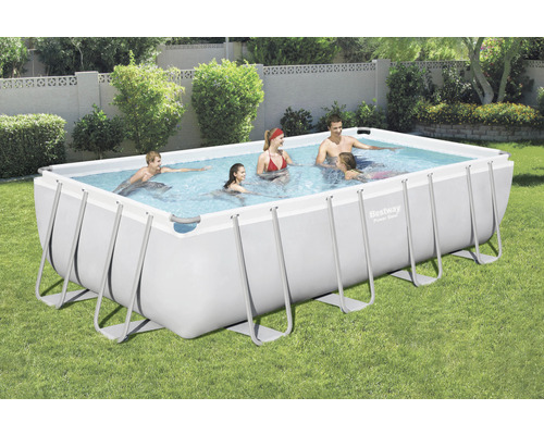 Rechthoekig stalen frame zwembad van Bestway met mensen in het water in de tuin.