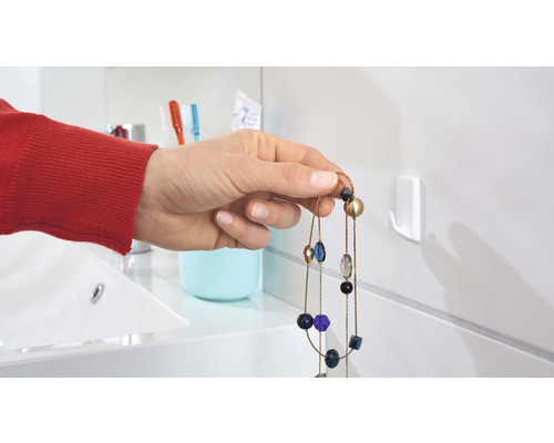 Decoratieve haak voor het opbergen van sieraden in de badkamer.