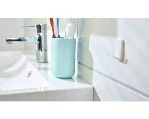 Badkamer wastafel met kraan, tandenborstelbeker en wandhaak