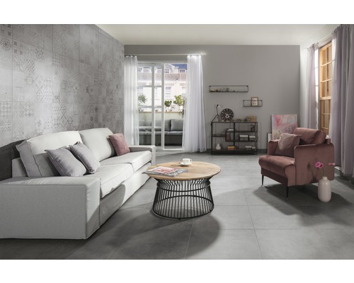 Woonkamer met bank, fauteuil, salontafel en rekken