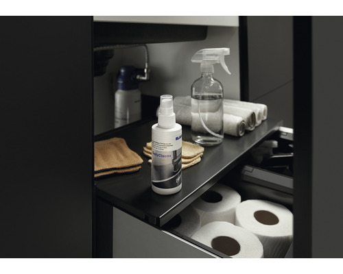 Uittrekbare onderkast met reinigingsmiddel, spuitfles, doeken en toiletpapier