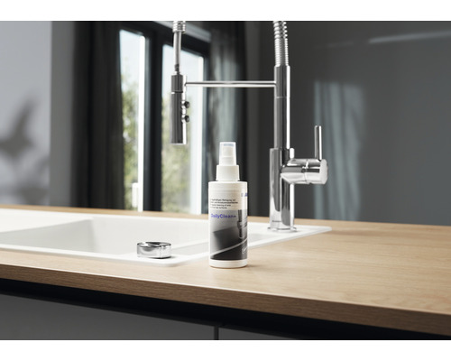 Keukenscène met spoelbak, kraan en reinigingsfles