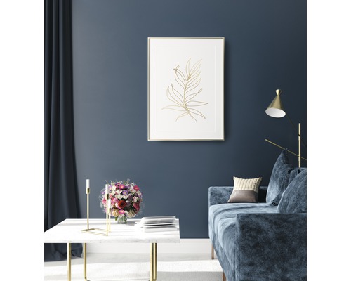Woonkamer met bank, tafel en ingelijste plantenafbeelding