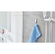 Moderne badkamer met handdoekhaak en douche