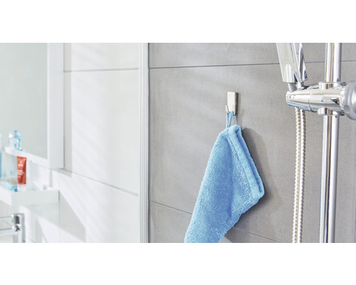 Moderne badkamer met handdoekhaak en douche