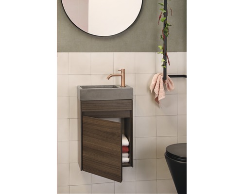 Badkamer met wastafel, onderkast, kraan en spiegel